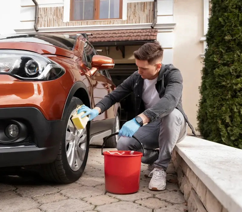 Lavage auto à domicile Coise-Saint-Jean-Pied-Gauthier : professionnel intervenant sur un véhicule